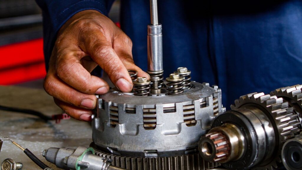 Des mains qui manipulent une pièce industrielle